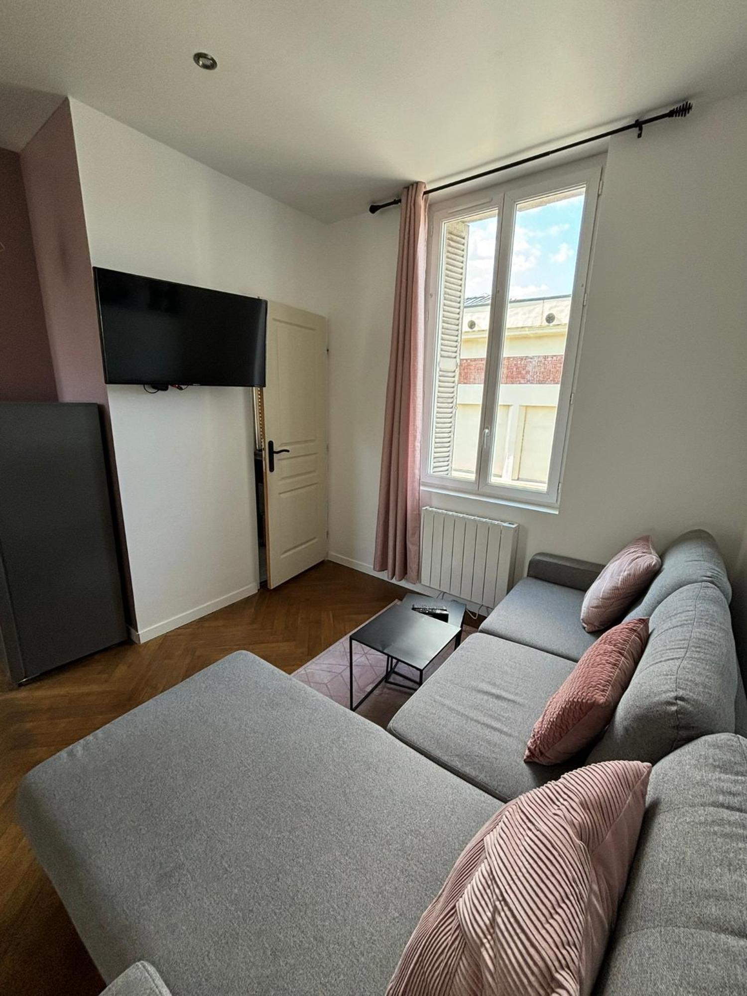Pink Cosy Apartment Лувие Екстериор снимка